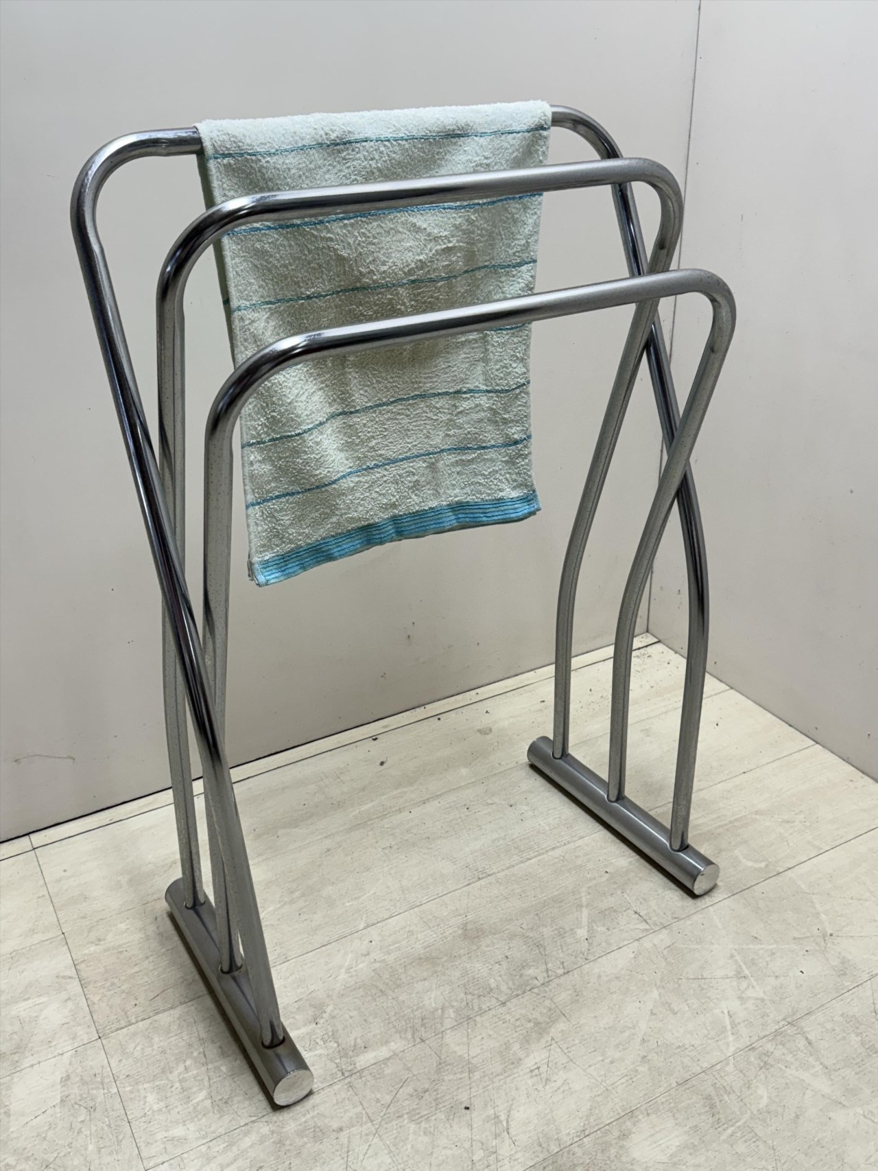 48-703 TOWEL STAND  