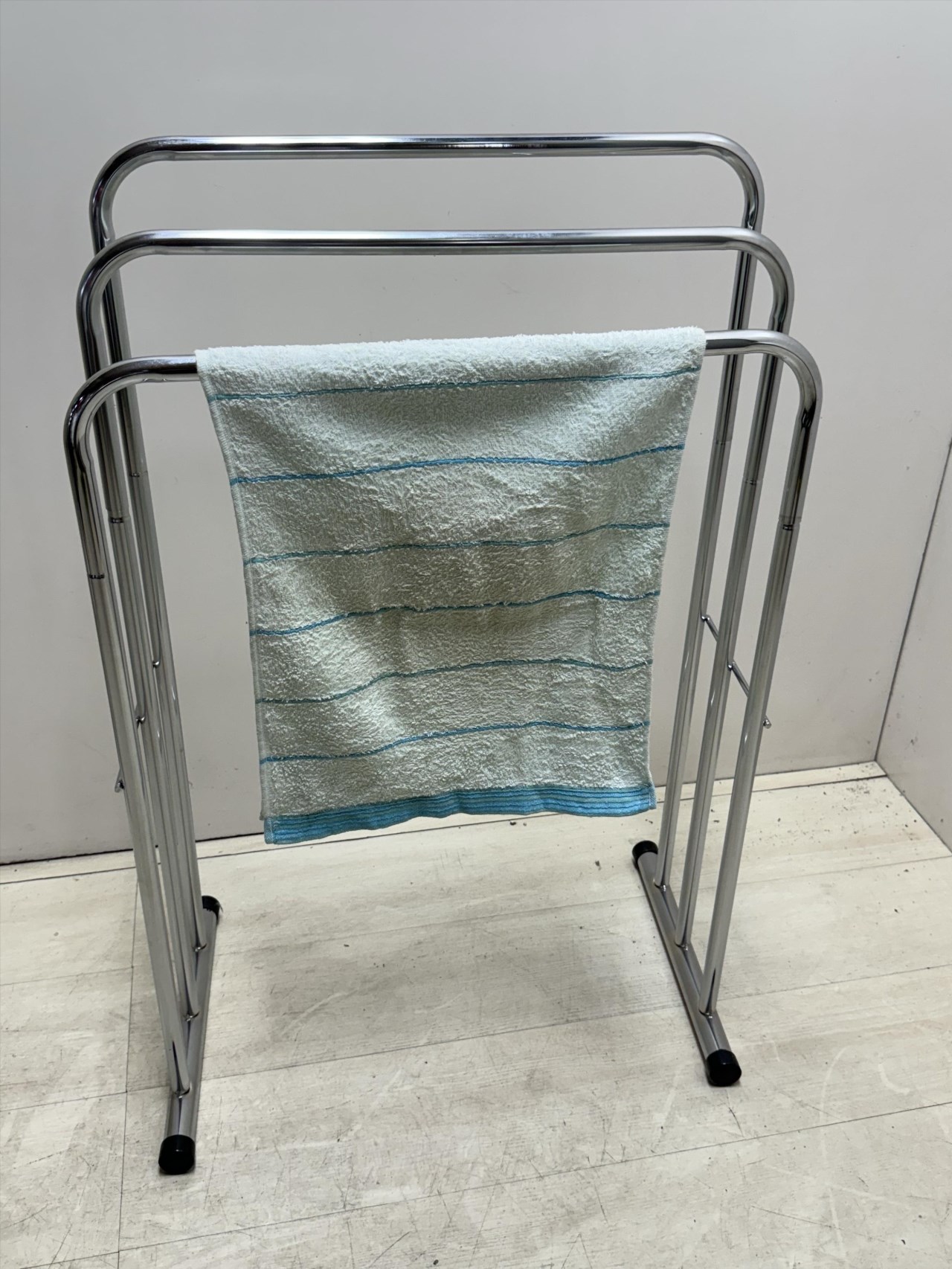 48-702 TOWEL STAND  